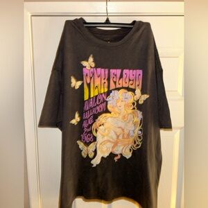 Woman over sized tees